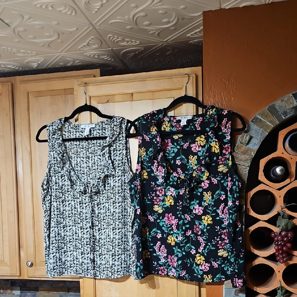 Lot Of 2 White House Black Market Floral Ruffle Sleeveless V-Neck Tank Tops - Picture 1 of 5